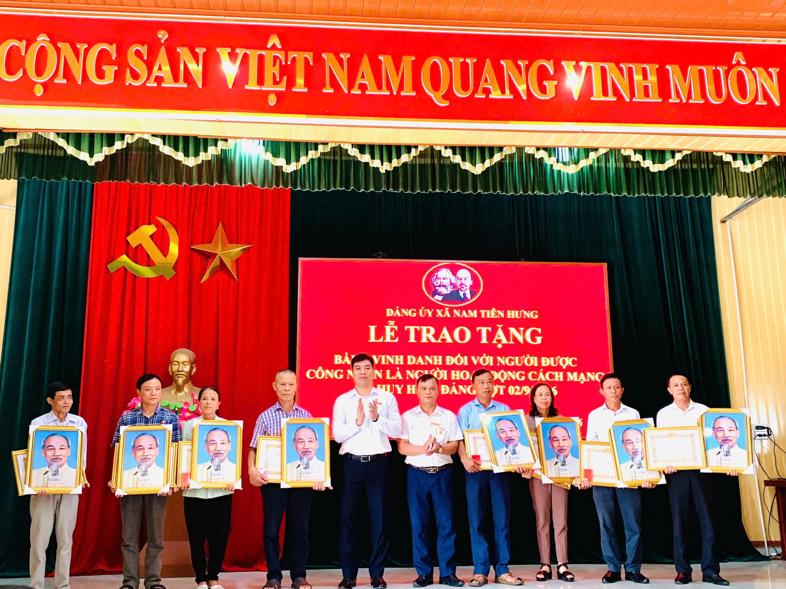 Xã  Nam Tiên Hưng  Trao tặng Huy hiệu Đảng và Bằng Vinh danh nhân dịp Quốc khánh 02/9