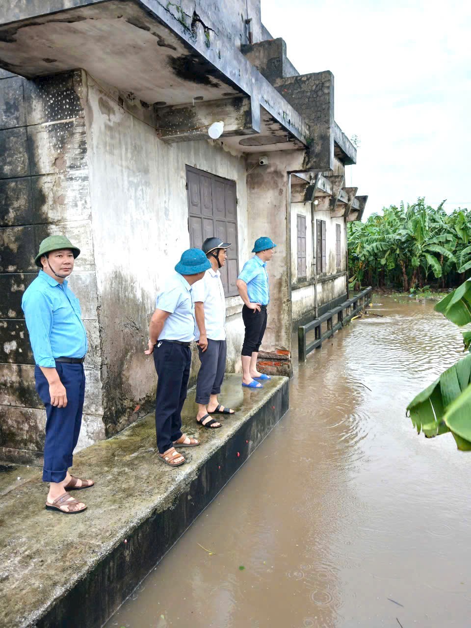 Lãnh đạo xã Nam Tiên Hưng trực tiếp kiểm tra, chỉ đạo khắc phục hậu quả do ảnh hưởng của bão số 4